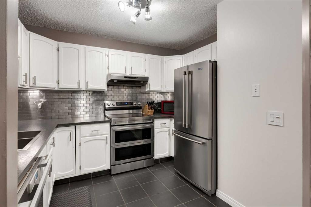 4 Cedarbrook Way Sw, Calgary, AB - Indoor Photo Showing Kitchen