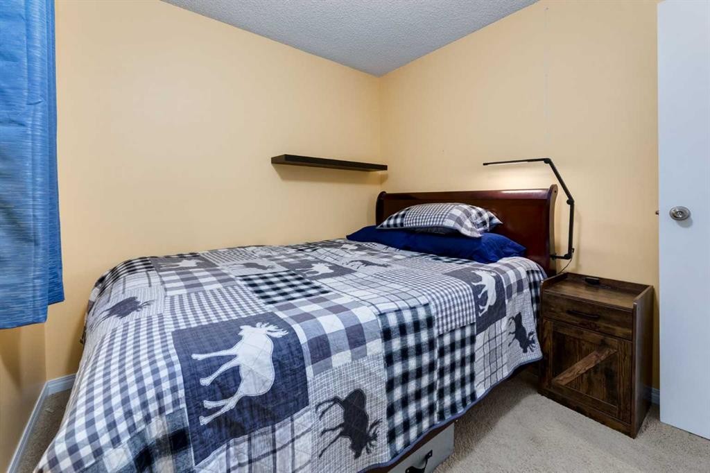 4 Cedarbrook Way Sw, Calgary, AB - Indoor Photo Showing Bedroom