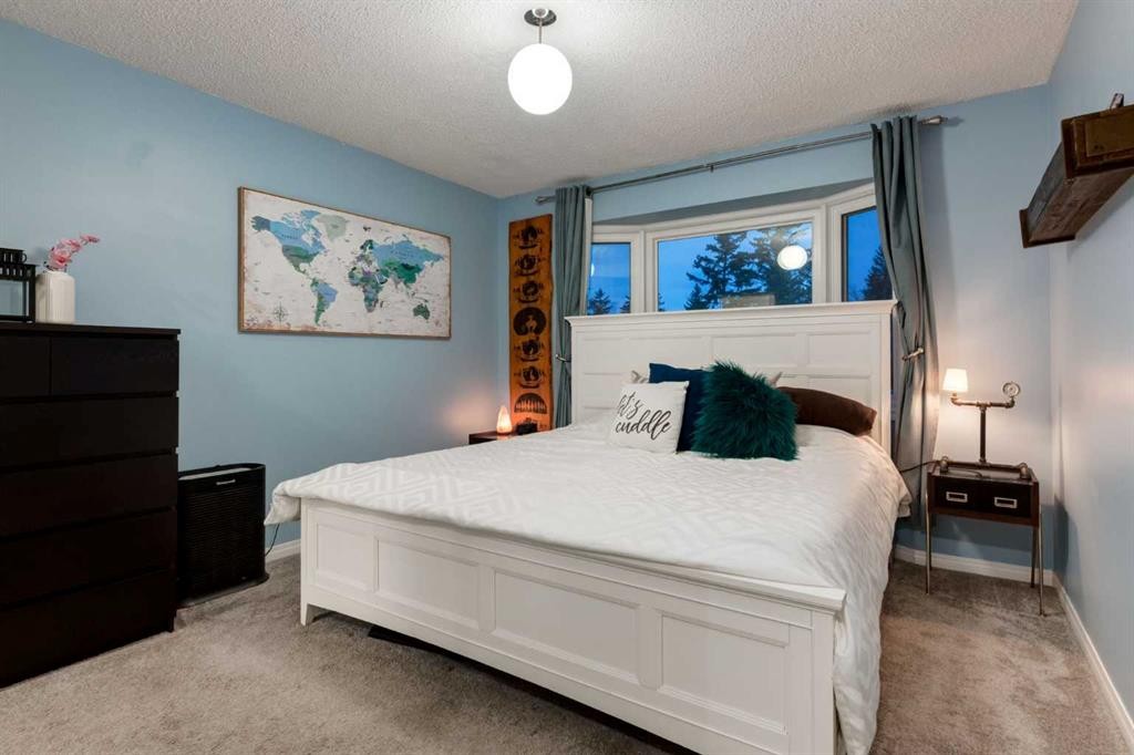 4 Cedarbrook Way Sw, Calgary, AB - Indoor Photo Showing Bedroom