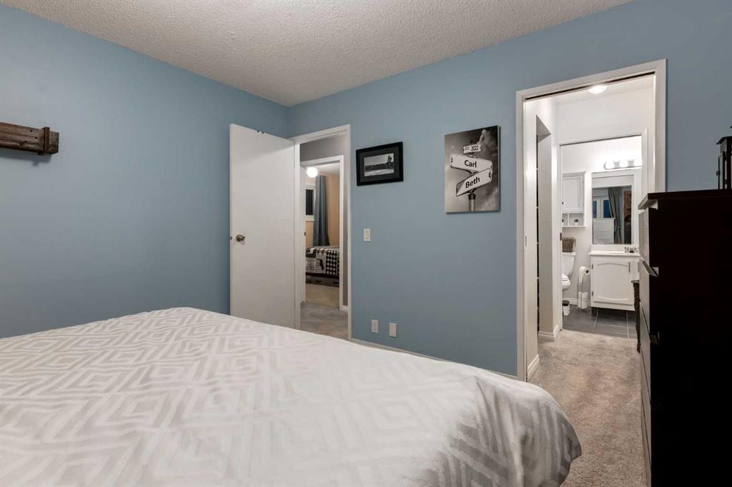 4 Cedarbrook Way Sw, Calgary, AB - Indoor Photo Showing Bedroom