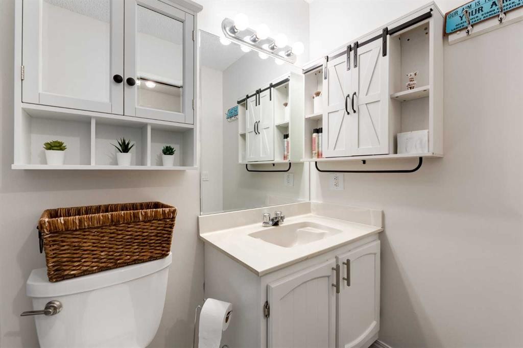 4 Cedarbrook Way Sw, Calgary, AB - Indoor Photo Showing Bathroom