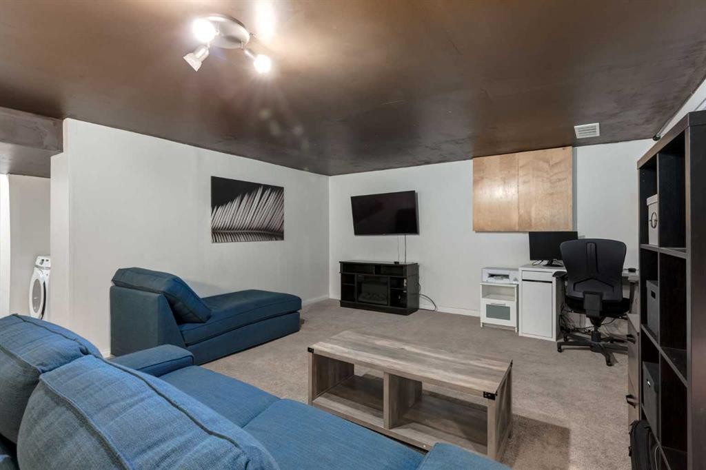 4 Cedarbrook Way Sw, Calgary, AB - Indoor With Fireplace