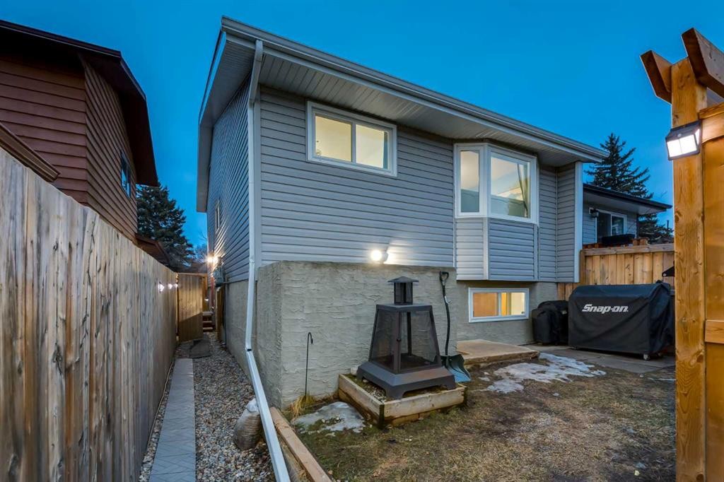 4 Cedarbrook Way Sw, Calgary, AB - Outdoor