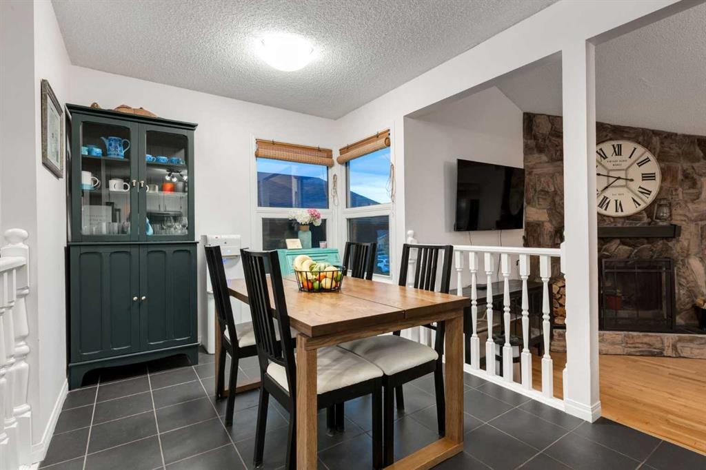 4 Cedarbrook Way Sw, Calgary, AB - Indoor Photo Showing Dining Room