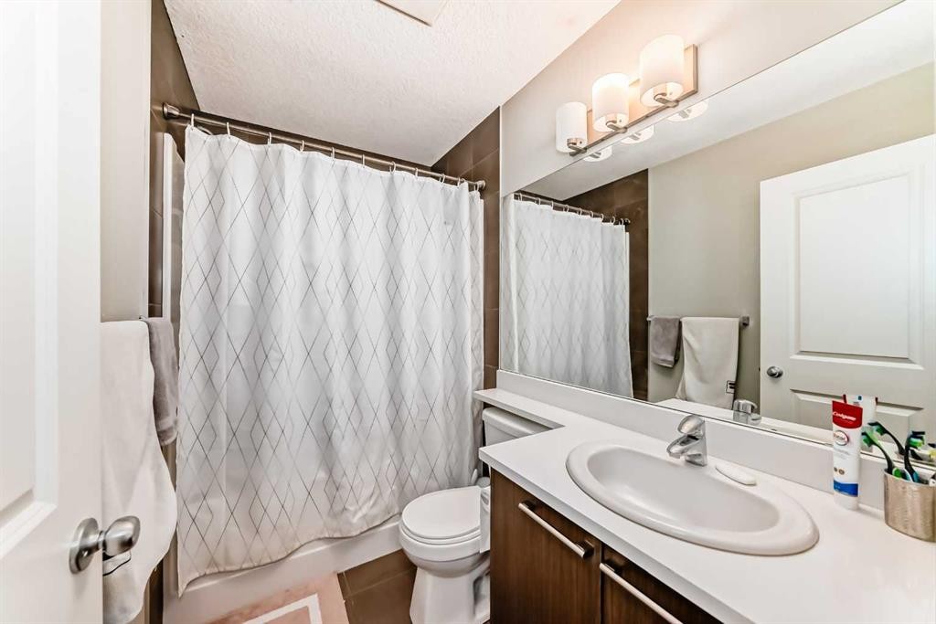 55-300 Marina Drive, Chestermere, AB - Indoor Photo Showing Bathroom