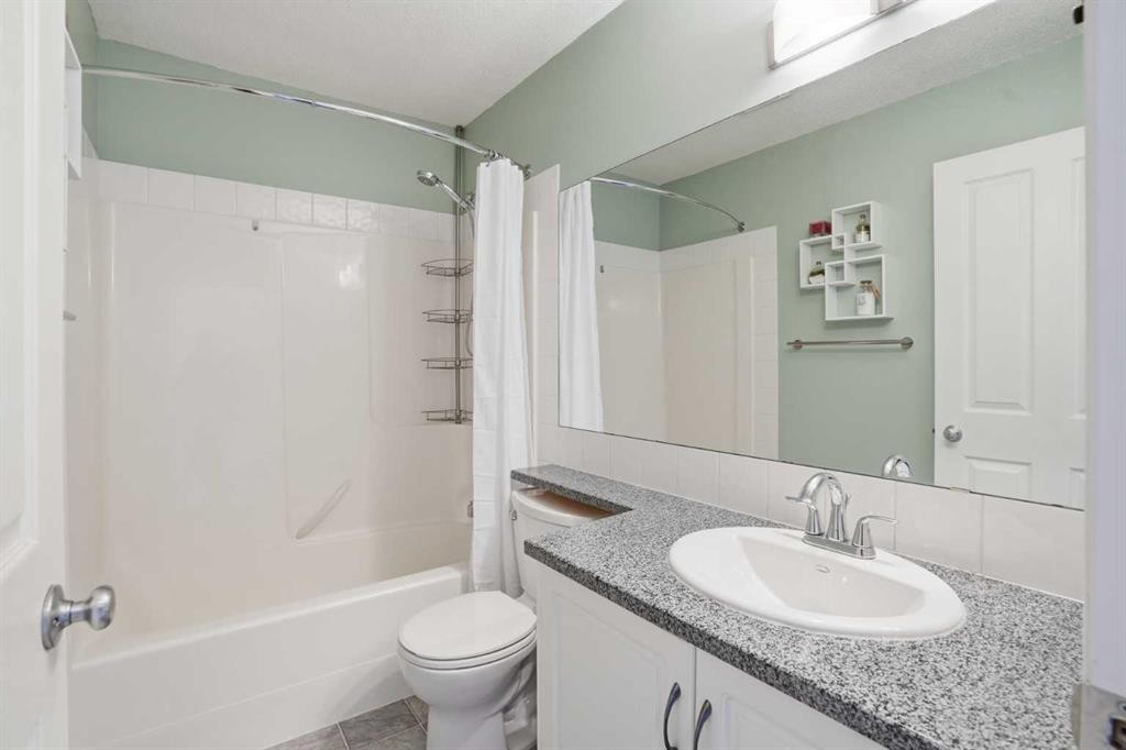 43 Everstone Place Sw, Calgary, AB - Indoor Photo Showing Bathroom