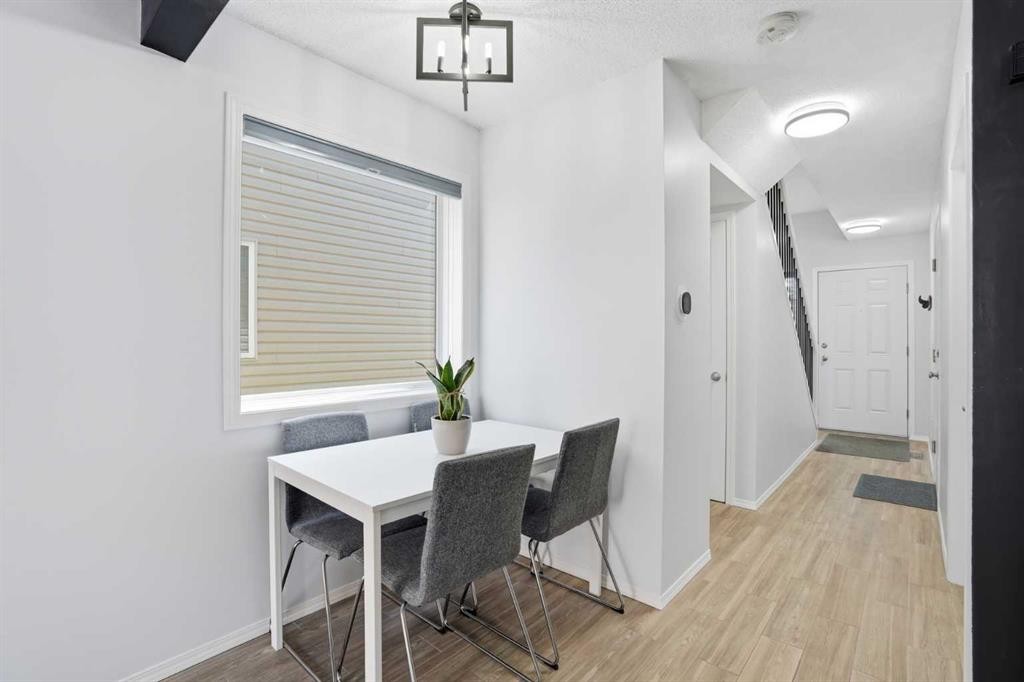 43 Everstone Place Sw, Calgary, AB - Indoor