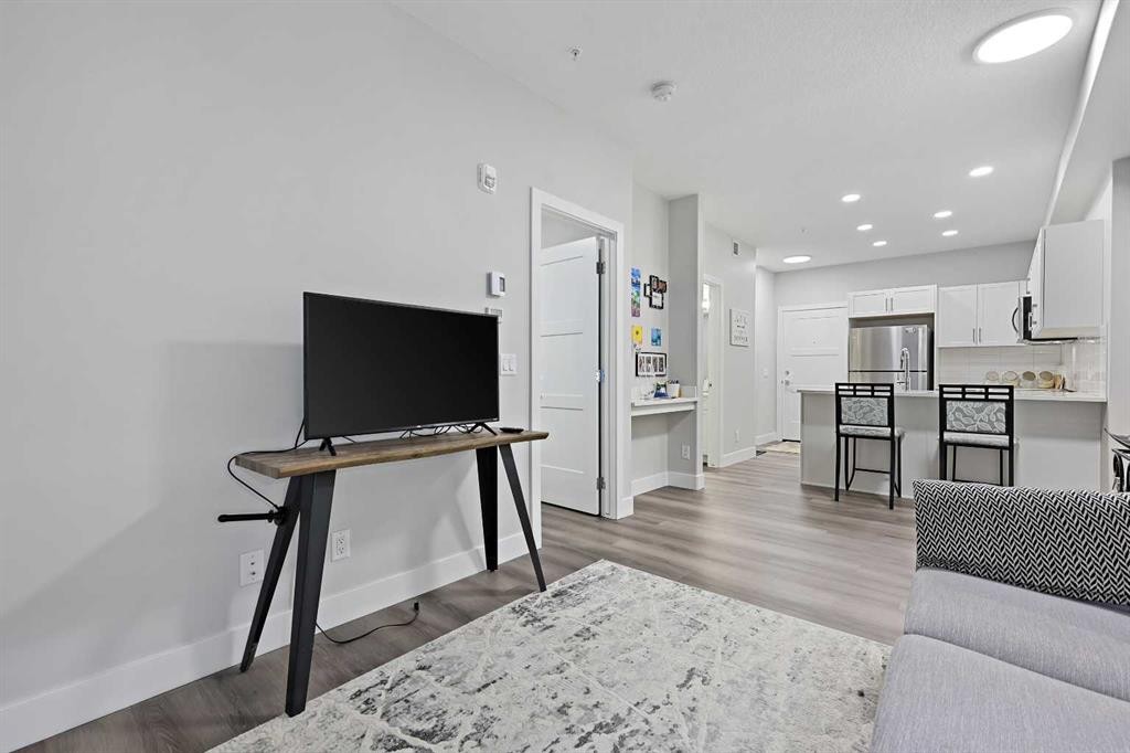 105-8355 19 Avenue Sw, Calgary, AB - Indoor Photo Showing Other Room