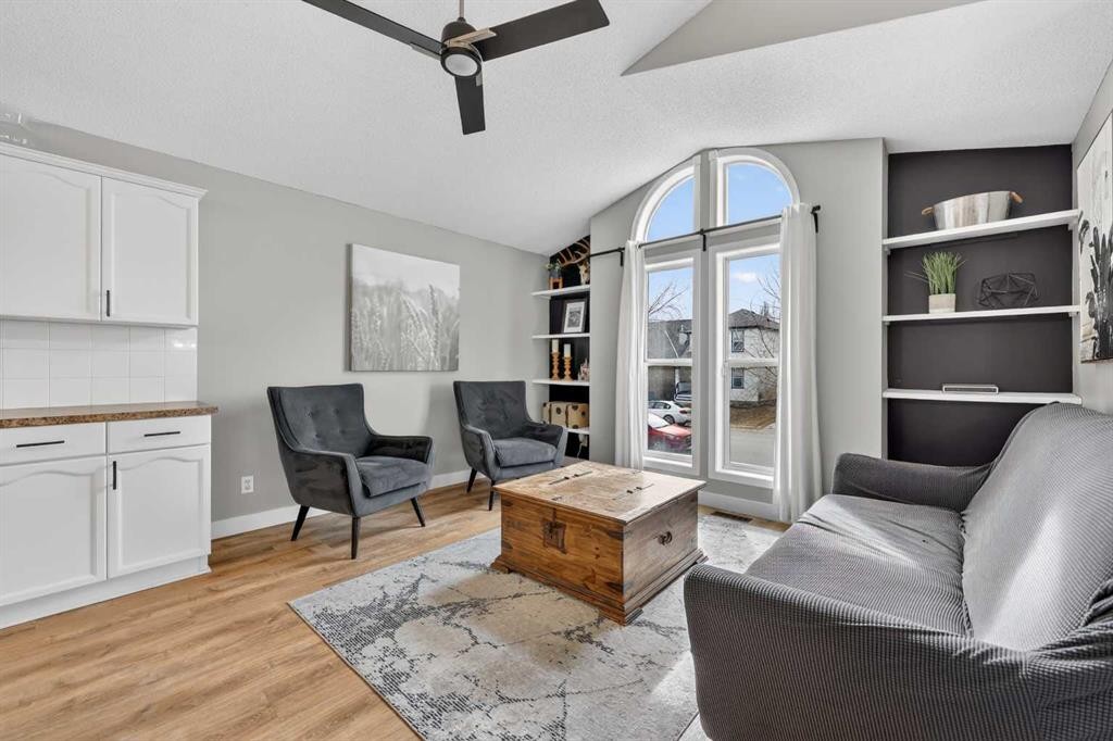 189 Copperfield Gardens Se, Calgary, AB - Indoor Photo Showing Living Room