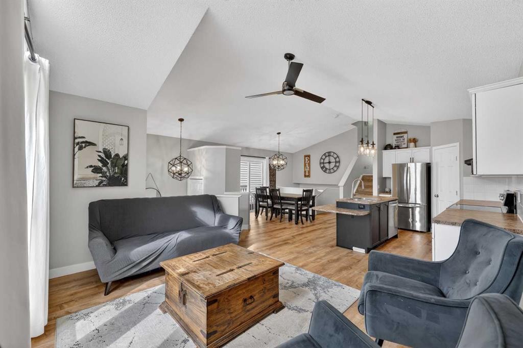189 Copperfield Gardens Se, Calgary, AB - Indoor Photo Showing Living Room