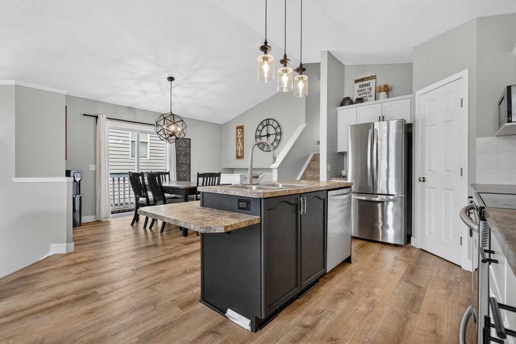 189 Copperfield Gardens Se, Calgary, AB - Indoor Photo Showing Kitchen