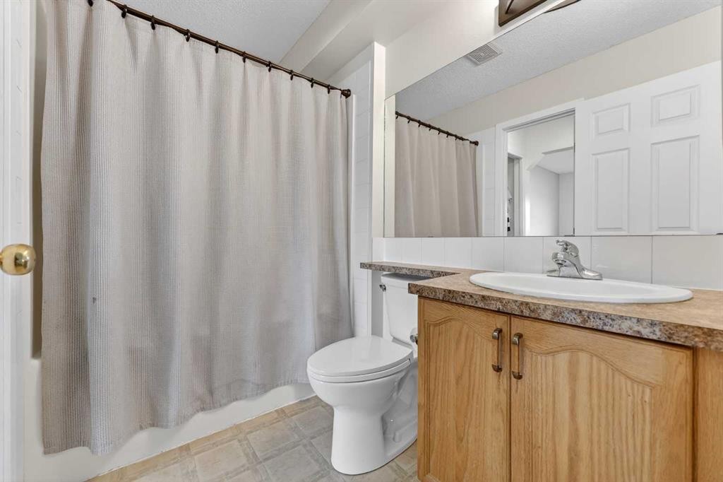 189 Copperfield Gardens Se, Calgary, AB - Indoor Photo Showing Bathroom
