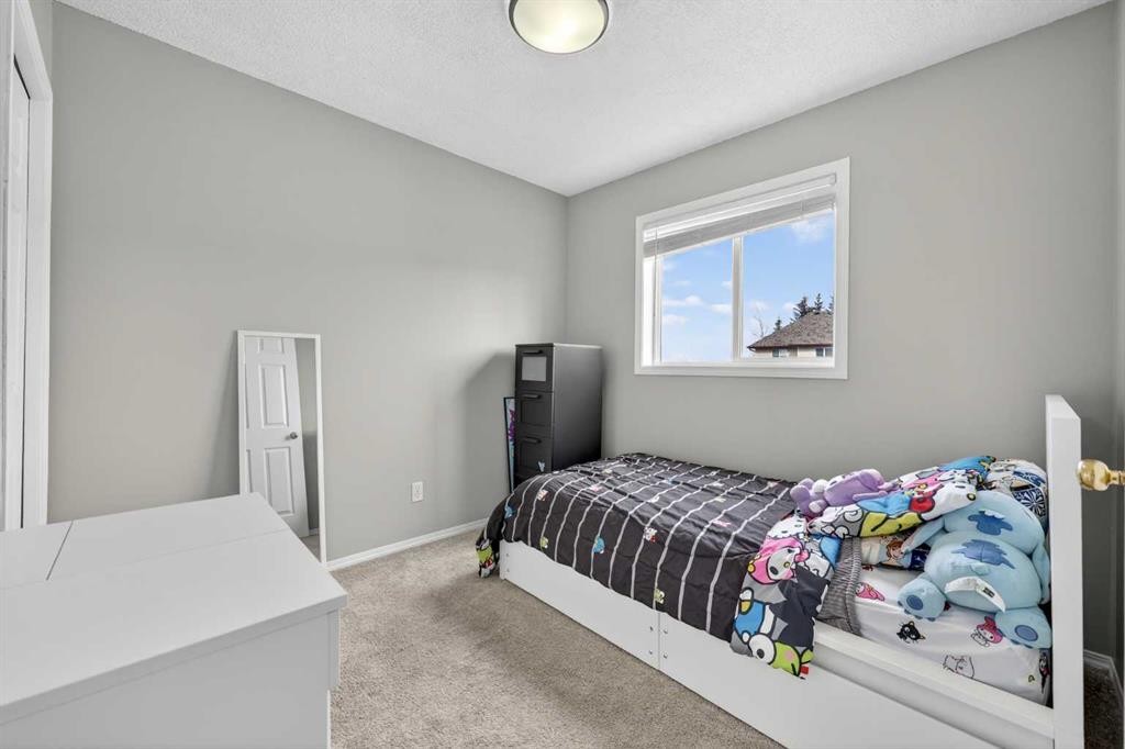 189 Copperfield Gardens Se, Calgary, AB - Indoor Photo Showing Bedroom