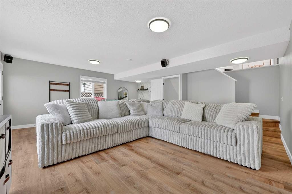 189 Copperfield Gardens Se, Calgary, AB - Indoor Photo Showing Living Room