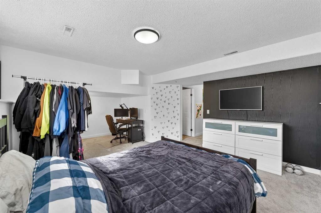 189 Copperfield Gardens Se, Calgary, AB - Indoor Photo Showing Bedroom