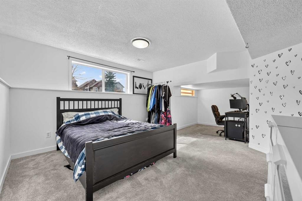 189 Copperfield Gardens Se, Calgary, AB - Indoor Photo Showing Bedroom