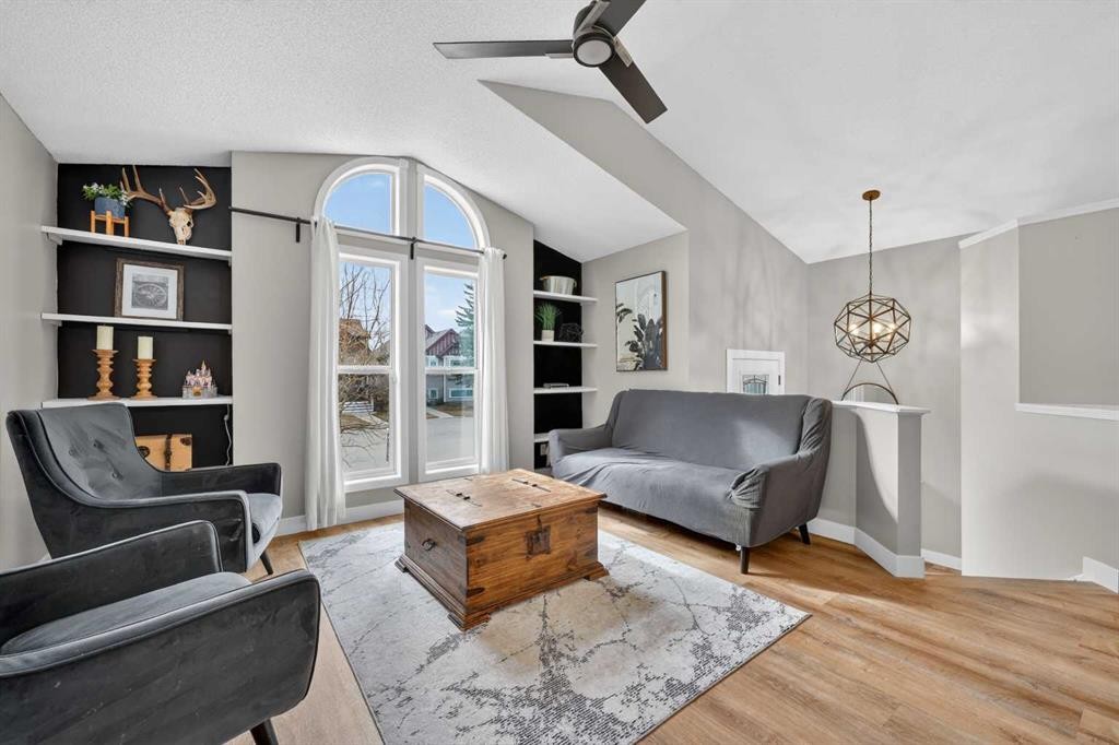 189 Copperfield Gardens Se, Calgary, AB - Indoor Photo Showing Living Room