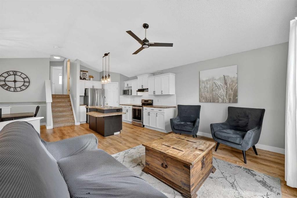 189 Copperfield Gardens Se, Calgary, AB - Indoor Photo Showing Living Room