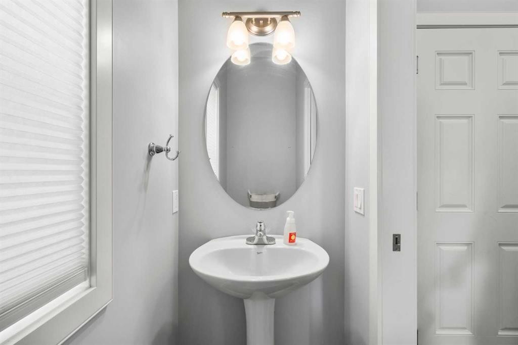 9 Sage Valley Park Nw, Calgary, AB - Indoor Photo Showing Bathroom