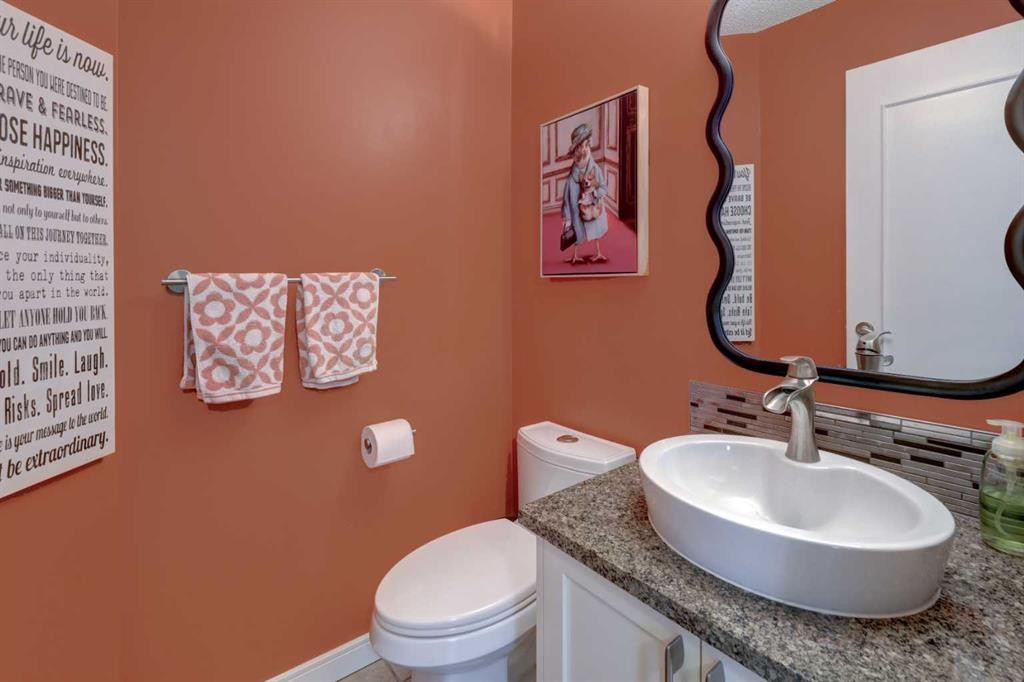 19 Riverstone Crescent Se, Calgary, AB - Indoor Photo Showing Bathroom