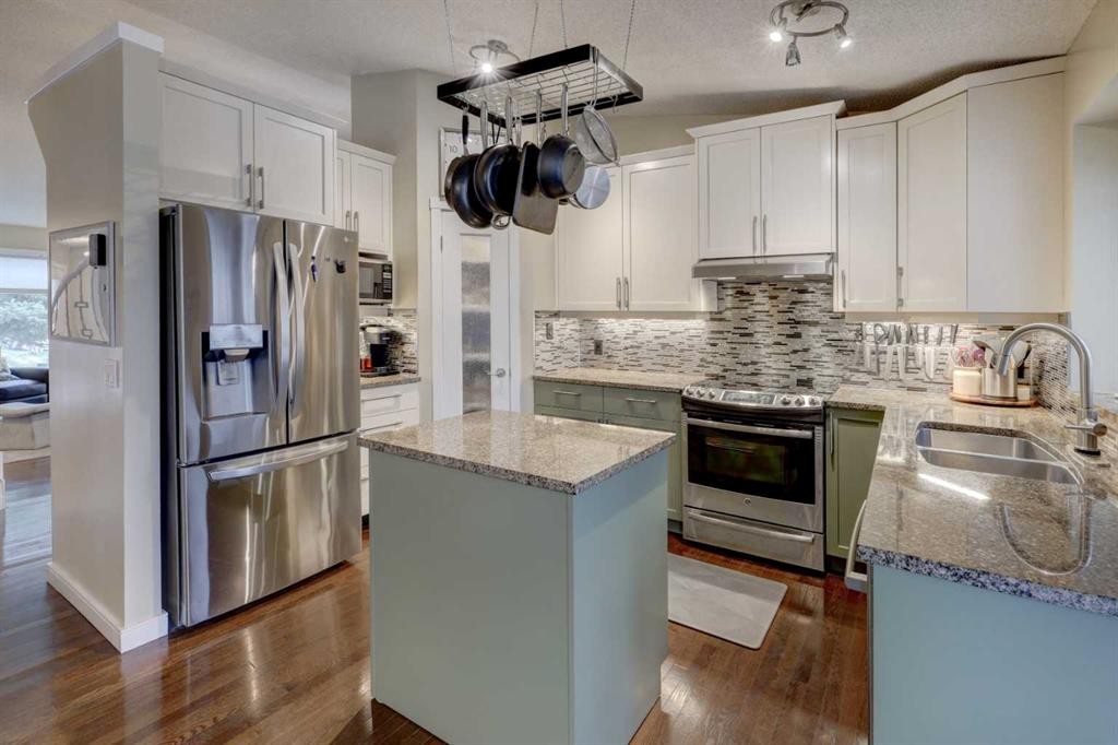 19 Riverstone Crescent Se, Calgary, AB - Indoor Photo Showing Kitchen With Double Sink With Upgraded Kitchen