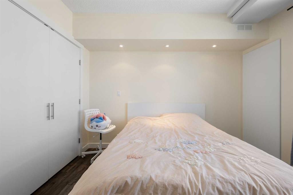 1009-8880 Horton Road Sw, Calgary, AB - Indoor Photo Showing Bedroom