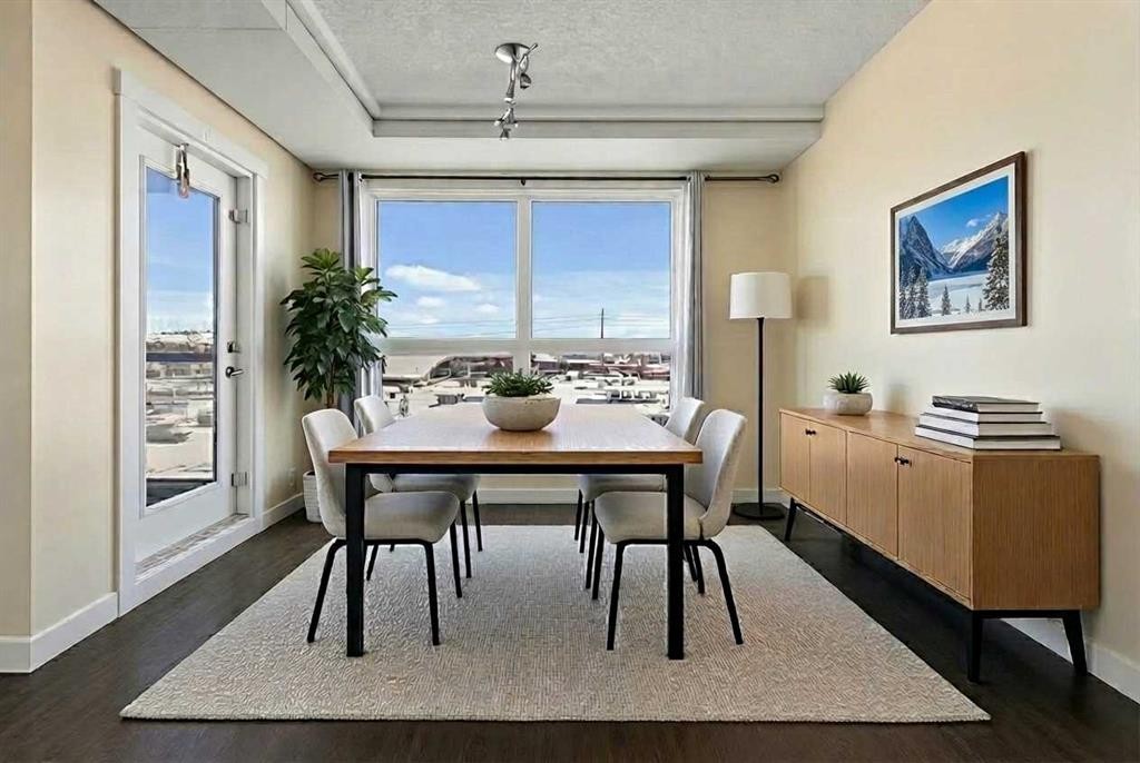 1009-8880 Horton Road Sw, Calgary, AB - Indoor Photo Showing Dining Room