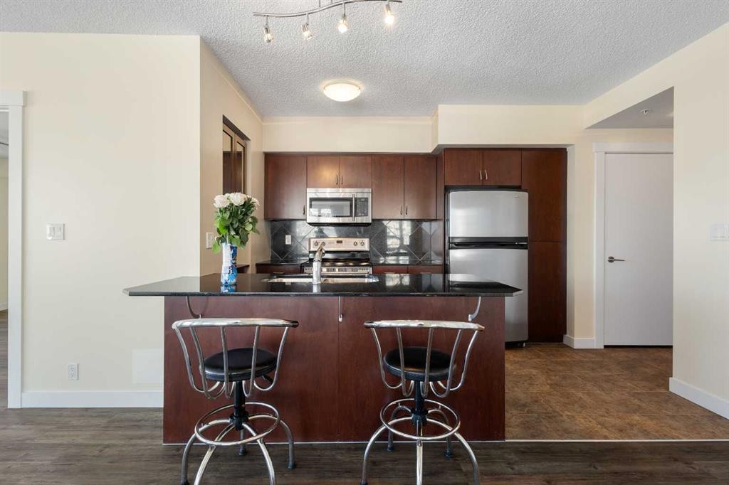 1009-8880 Horton Road Sw, Calgary, AB - Indoor Photo Showing Kitchen