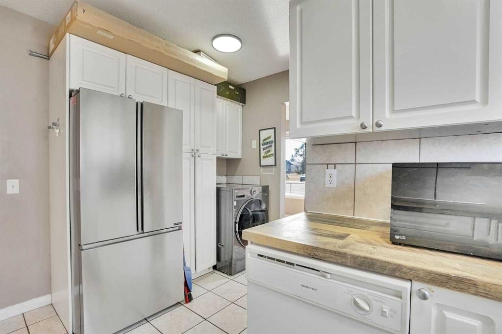 1004 Penrith Crescent Se, Calgary, AB - Indoor Photo Showing Laundry Room