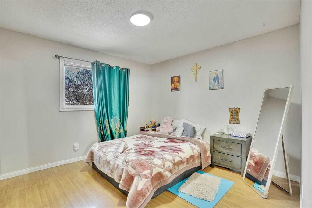 1004 Penrith Crescent Se, Calgary, AB - Indoor Photo Showing Bedroom