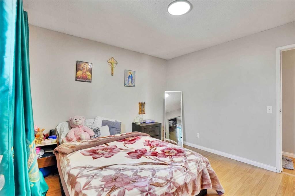 1004 Penrith Crescent Se, Calgary, AB - Indoor Photo Showing Bedroom