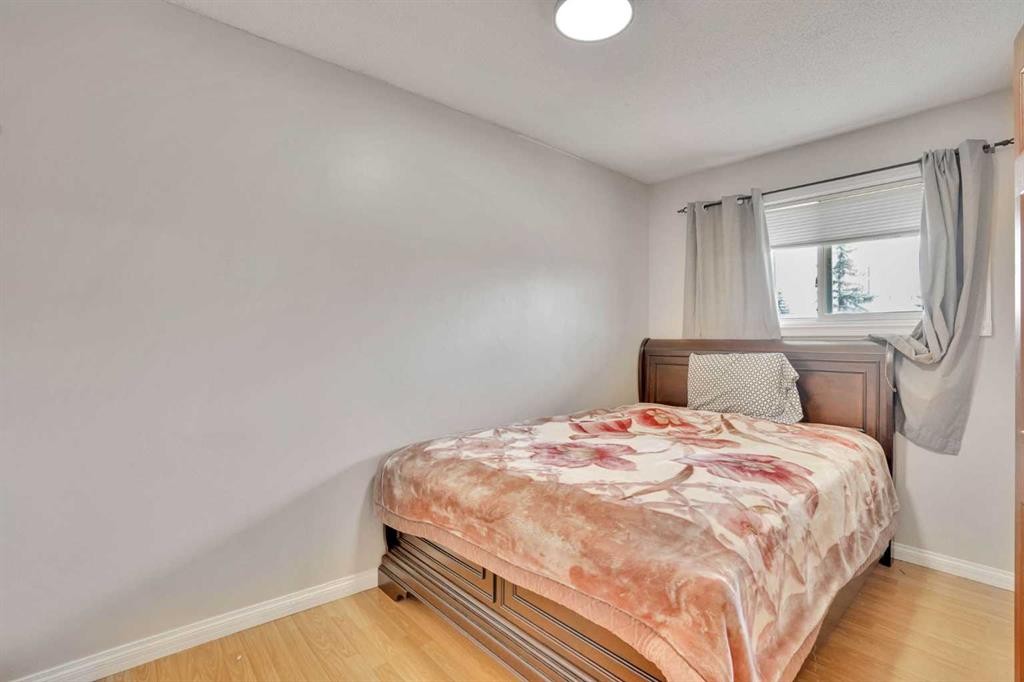 1004 Penrith Crescent Se, Calgary, AB - Indoor Photo Showing Bedroom