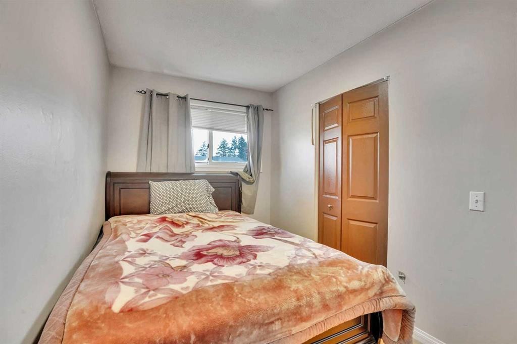 1004 Penrith Crescent Se, Calgary, AB - Indoor Photo Showing Bedroom
