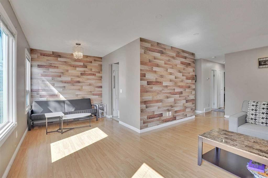 1004 Penrith Crescent Se, Calgary, AB - Indoor Photo Showing Living Room