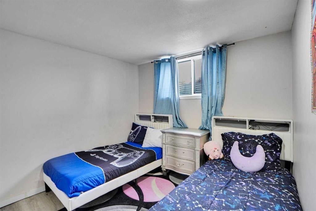 1004 Penrith Crescent Se, Calgary, AB - Indoor Photo Showing Bedroom