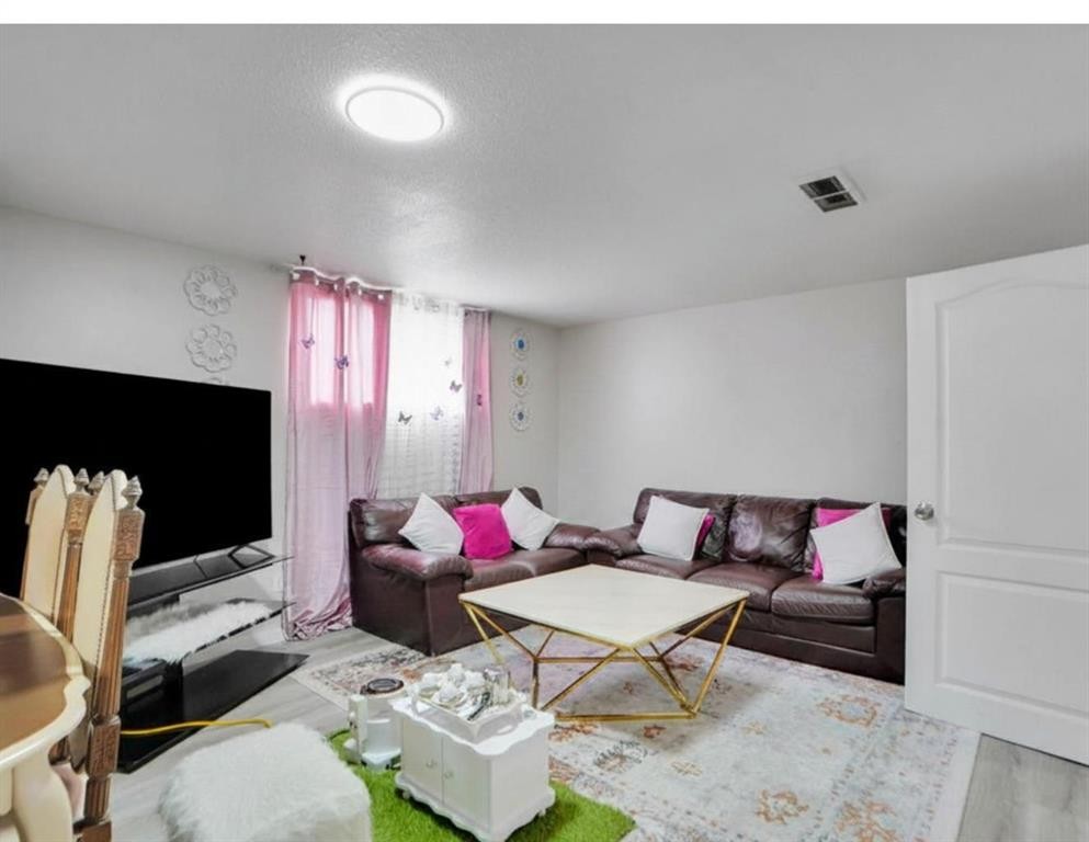 1004 Penrith Crescent Se, Calgary, AB - Indoor Photo Showing Living Room