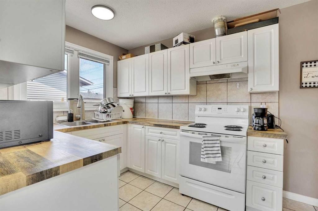 1004 Penrith Crescent Se, Calgary, AB - Indoor Photo Showing Kitchen With Double Sink