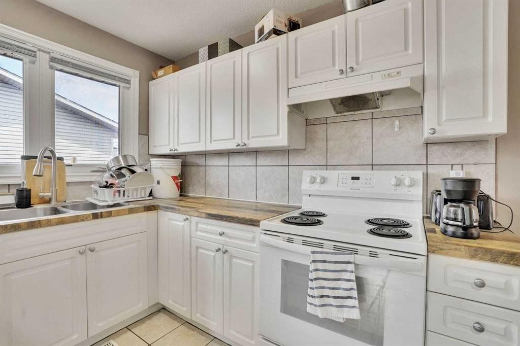 1004 Penrith Crescent Se, Calgary, AB - Indoor Photo Showing Kitchen With Double Sink