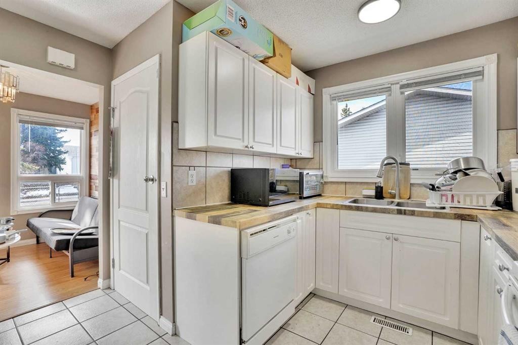 1004 Penrith Crescent Se, Calgary, AB - Indoor Photo Showing Kitchen With Double Sink