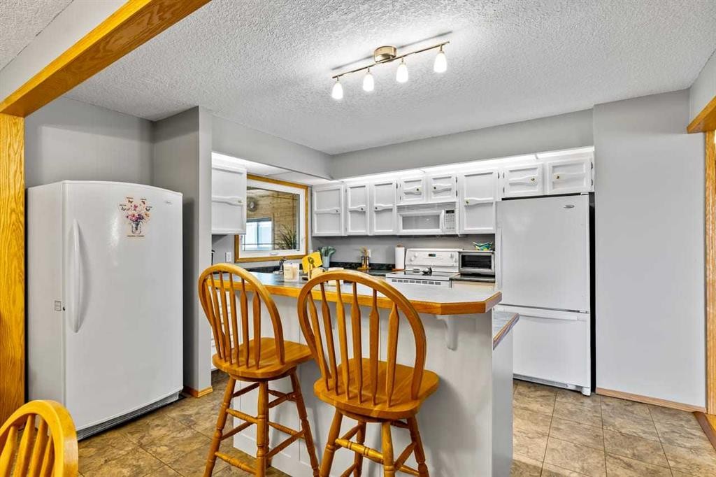 302 Stuart Street, Blackie, AB - Indoor