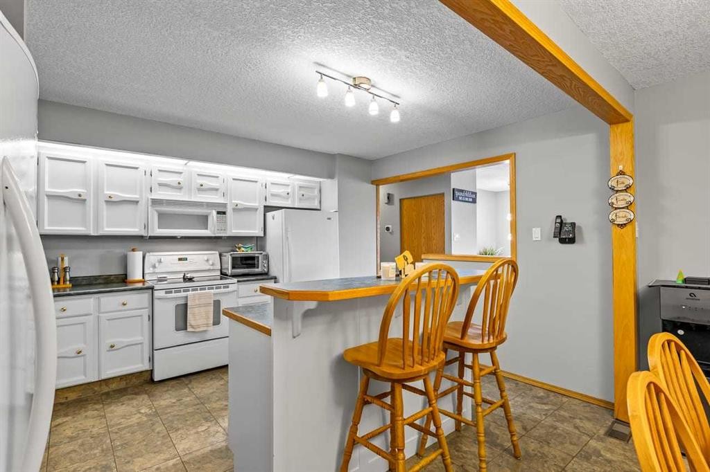 302 Stuart Street, Blackie, AB - Indoor Photo Showing Kitchen