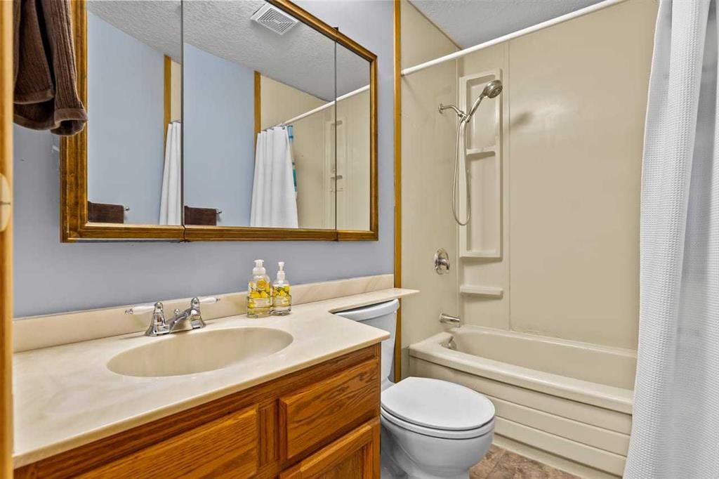 302 Stuart Street, Blackie, AB - Indoor Photo Showing Bathroom