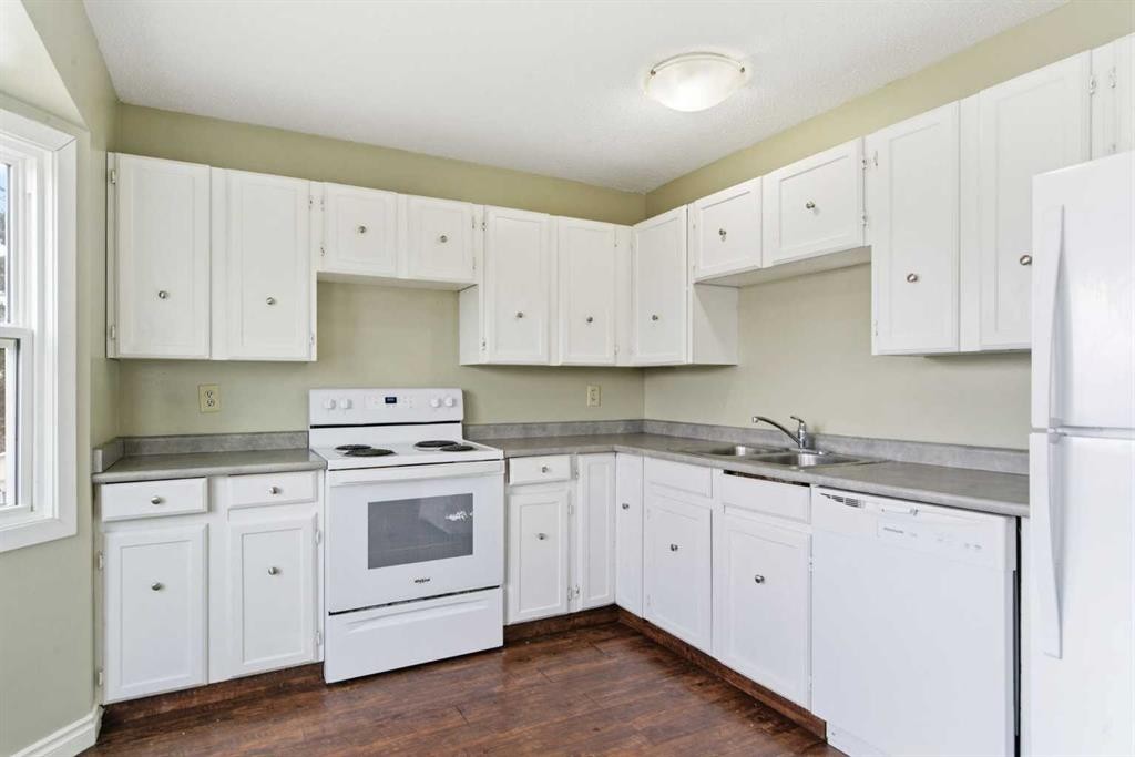 128 Pineson Place Ne, Calgary, AB - Indoor Photo Showing Kitchen With Double Sink