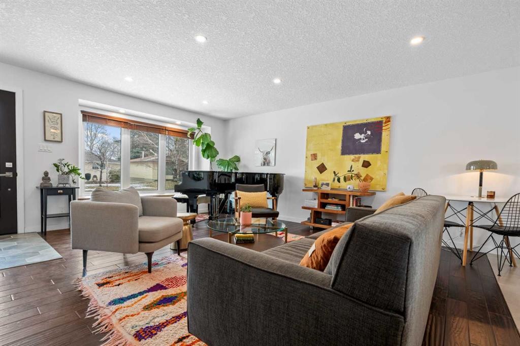 25 Foxwell Road Se, Calgary, AB - Indoor Photo Showing Living Room