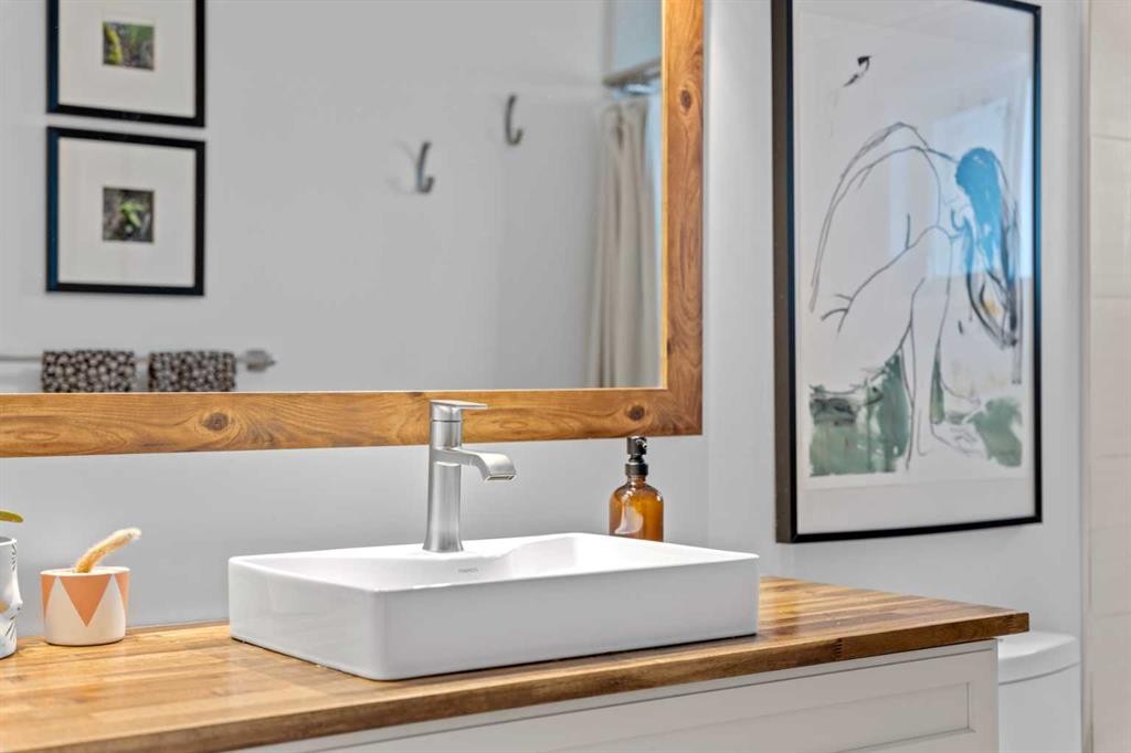 25 Foxwell Road Se, Calgary, AB - Indoor Photo Showing Bathroom