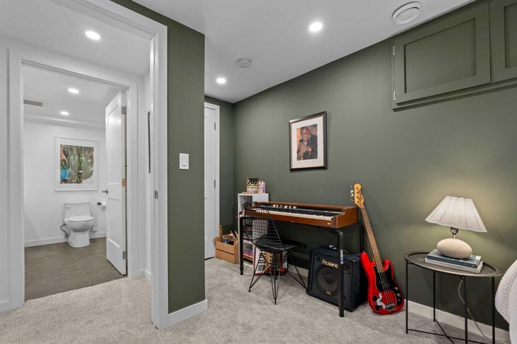 25 Foxwell Road Se, Calgary, AB - Indoor Photo Showing Other Room