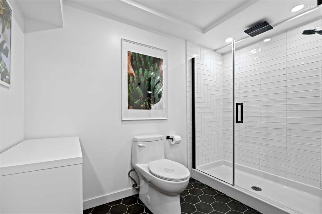 25 Foxwell Road Se, Calgary, AB - Indoor Photo Showing Bathroom