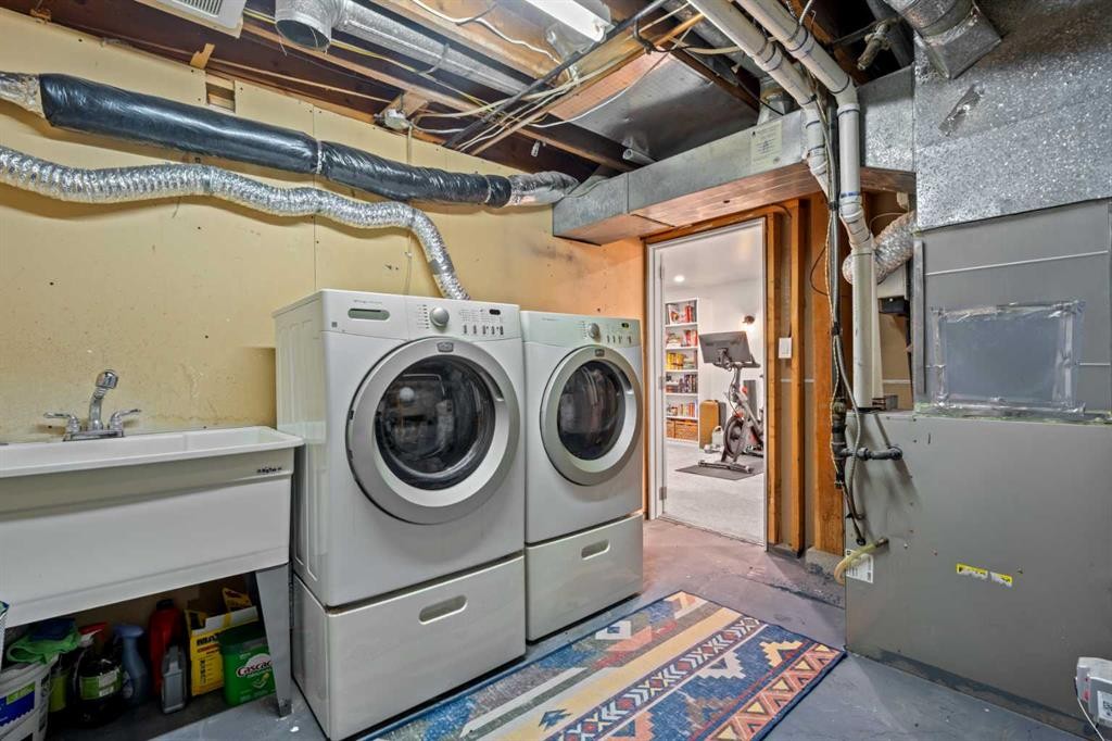 25 Foxwell Road Se, Calgary, AB - Indoor Photo Showing Laundry Room