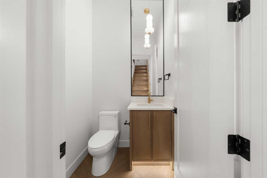 5104 21 Avenue Nw, Calgary, AB - Indoor Photo Showing Bathroom