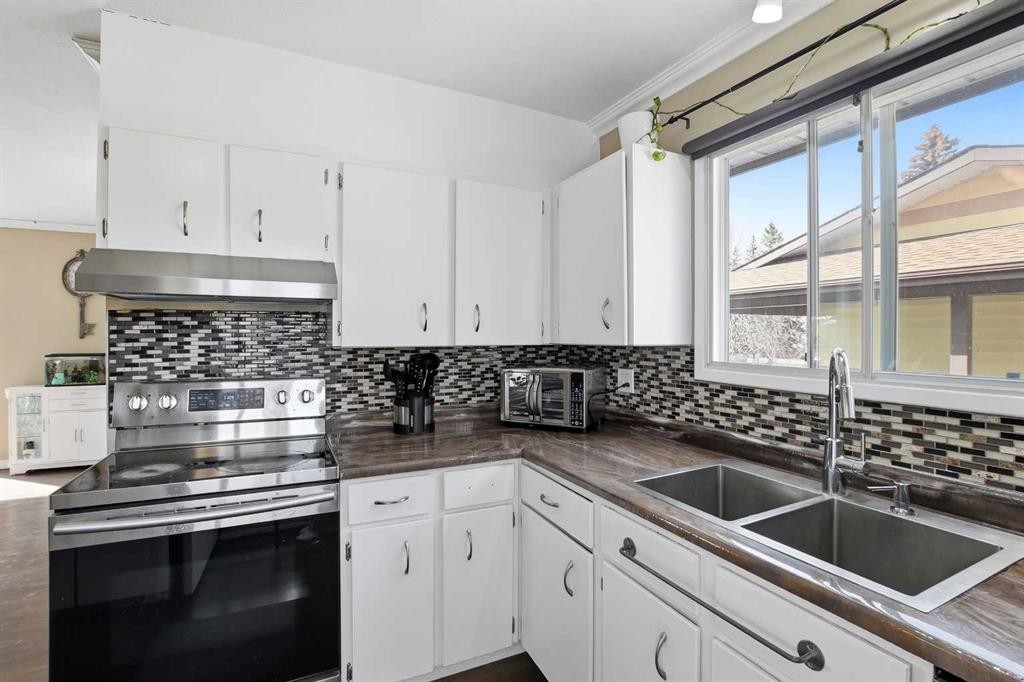5218 Silverthorn Road, Olds, AB - Indoor Photo Showing Kitchen With Double Sink